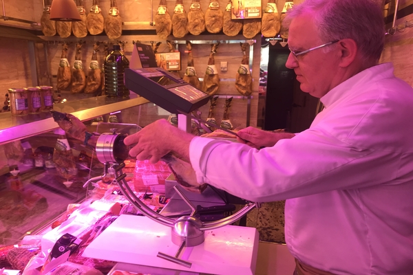 Cómo cortar un jamón ibérico