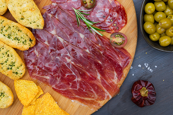 Cortar una paleta ibérica de bellota