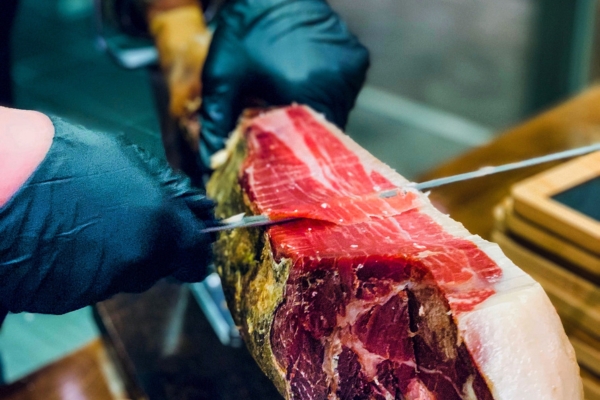 Coloca la Paletilla en el Jamonero