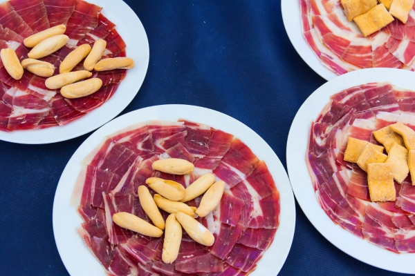 Diferencia entre jamón ibérico y serrano según la alimentación