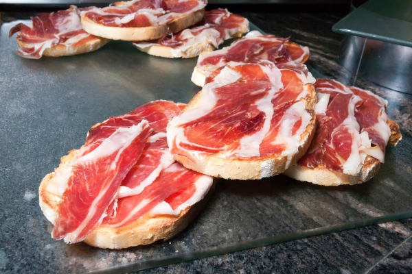 Jamón ibérico de bellota vs cebo según la alimentación